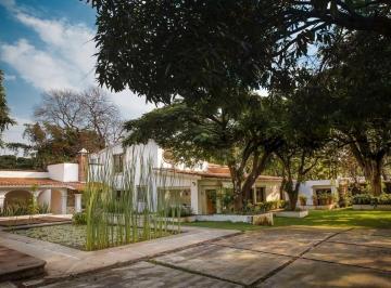 Casa · 1076m² · 4 Recámaras · 9 Estacionamientos · Casa en Venta en Cuernavaca