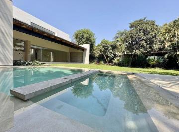 Casa · 549m² · 4 Recámaras · 4 Estacionamientos · Casa en Venta en Tabachines