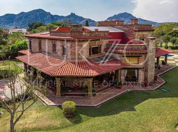 Casa · 8547m² · 6 Recámaras · 10 Estacionamientos · Casa con Alberca y Jardin en El Valle de Atongo, Tepoztlán