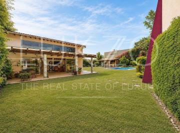Casa · 1021m² · 5 Recámaras · 2 Estacionamientos · Casa en Venta en Valle de Atongo