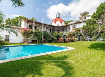 Casa · 1043m² · 4 Recámaras · 4 Estacionamientos · Casa en Venta en Reforma, Cuernavaca