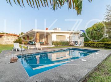 Casa · 1702m² · 3 Recámaras · 7 Estacionamientos · Casa con Jardín y Alberca en Santiago Tepetlapa, Tepoztlán