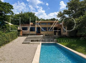 Casa · 800m² · 4 Recámaras · 2 Estacionamientos · Casa en Venta en Tepoztlan