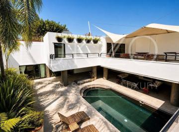 Casa · 498m² · 4 Recámaras · 2 Estacionamientos · Casa de Lujo en Venta en Acapatzingo, Cuernavaca
