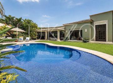 Casa · 800m² · 5 Recámaras · 4 Estacionamientos · Casa en Venta en Cuernavaca