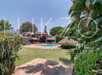 Casa · 3150m² · 3 Recámaras · 10 Estacionamientos · Casa en Venta en Valle de Atongo, Tepoztlán