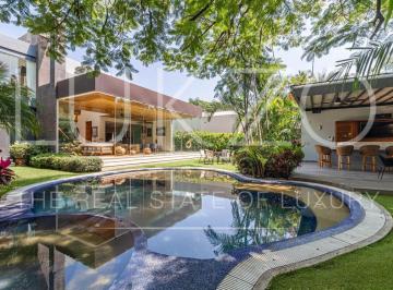 Casa · 1275m² · 4 Recámaras · 3 Estacionamientos · Casa en Venta en Tabachines