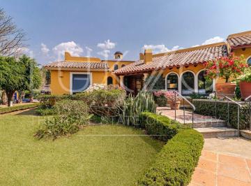 Casa · 424m² · 4 Recámaras · 2 Estacionamientos · Casa en Venta en Ixcatepec, Tepoztlan