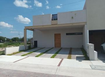 Casa · 160m² · 1 Recámara · 2 Estacionamientos · Casa en Fraccionamiento Cañadas del Arroyo