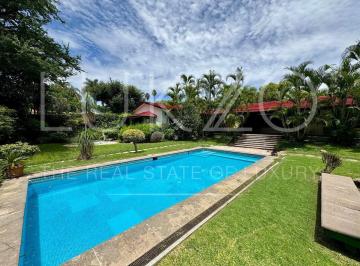 Casa · 2146m² · 5 Recámaras · 3 Estacionamientos · Casa en Venta en Palmira, Cuernavaca