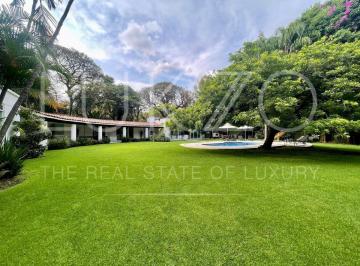 Casa · 2200m² · 5 Recámaras · 4 Estacionamientos · Casa en Venta Enjardines de Ahuatepec, Cuernavaca