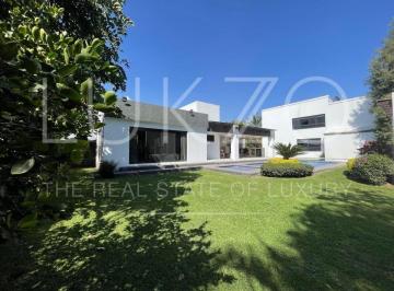 Casa · 990m² · 4 Recámaras · 4 Estacionamientos · Casa en Venta en Cuernavaca
