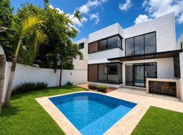 Casa en condominio de 3 habitaciones, Mérida · Casa en Venta en Parque Central, Mérida 3 Recámaras, Piscina y Estudio