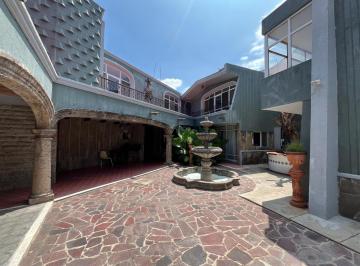 Casa · 704m² · 3 Recámaras · 6 Estacionamientos · Casa en Venta en Jardines Alcalde