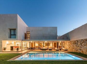 Casa · 580m² · 3 Recámaras · 6 Estacionamientos · Casa en Venta, 3 Recamaras, Alberca, de Autor, en Temozon Norte (Ivc - 2878)