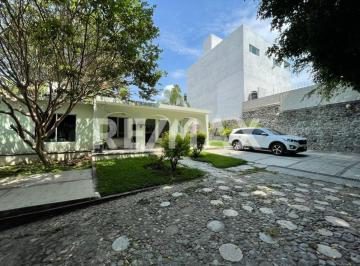 Casa · 626m² · 4 Recámaras · 7 Estacionamientos · Casa en Venta en Morelos, Chipitlán, Cuernavaca