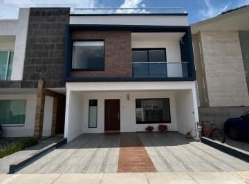Casa · 120m² · 3 Recámaras · 2 Estacionamientos · Venta de Casa de Uso en La Antigua Cementera Tres Recamaras, Sala de Tv, y Roof Garden con Area Tech