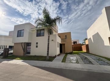 Casa · 201m² · 4 Recámaras · 4 Estacionamientos · Venta Casa Modelo Galicia, Puerta Real en Corregidora Queretaro