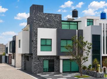 Casa · 221m² · 3 Recámaras · 2 Estacionamientos · Residencia a Estrenar de Estilo Contemporáneo con Roof Garden en La Magdalena Tlaltelulco