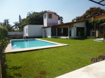 Casa · 696m² · 3 Recámaras · 4 Estacionamientos · Casa en Venta, Al Norte de Cuernavaca Mor. en un Nivel, con Alberca y Jardin