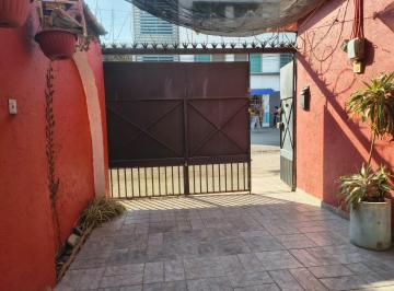 Casa · 240m² · 3 Recámaras · 1 Estacionamiento · Casa en Venta en Jiutepec, Mor. con 1 Departamento Independiente y Local Comercial.