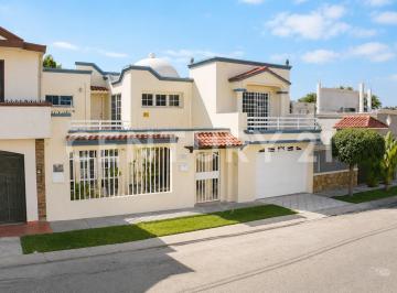 Casa · 322m² · 5 Recámaras · 3 Estacionamientos · Casa en Venta en Playas de Tijuana Secc. Jardines, Tijuana Baja California.