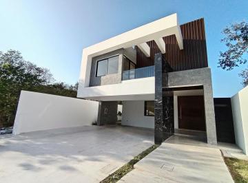 Casa · 483m² · 4 Recámaras · 4 Estacionamientos · Casa en Residencial Provincia, con Paneles Solares