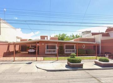 Casa de 5 habitaciones, Chihuahua · Venta de Hermosa y Amplia Casa Ubicada en Parques de San Felipe, Chihuahua