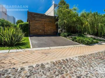 Casa · 800m² · 4 Recámaras · 2 Estacionamientos · Casa en Venta en El Campanario, Una Residencia Verdaderamente Única
