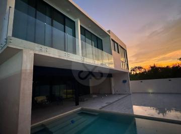 Casa en condominio · 610m² · 4 Recámaras · 3 Estacionamientos · Casa en Condominio en Venta en Komchén