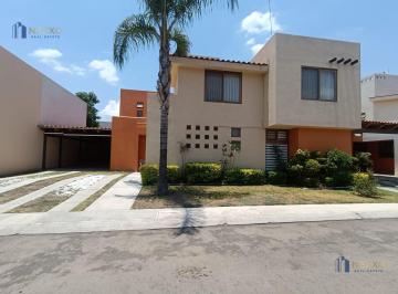 Casa · 301m² · 4 Recámaras · 2 Estacionamientos · Casa en Venta en ¡Puerta Real, Corregidora! Recamara en Pb
