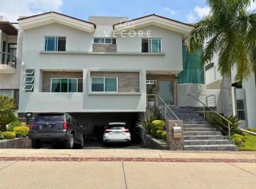1 · Casa en Venta Frente a Parque, Elmanantial, Tlajomulco