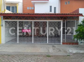 Casa · 240m² · 3 Recámaras · 2 Estacionamientos · Casa en Venta en Jardines Vista Hermosa, Colima