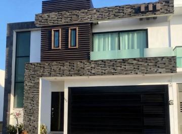 Casa · 265m² · 3 Recámaras · 2 Estacionamientos · Casa en Venta con Alberca en Lomas Residencial