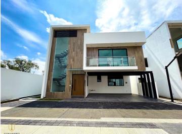 Casa · 400m² · 4 Recámaras · 3 Estacionamientos · Casa en Bosques de Metepec