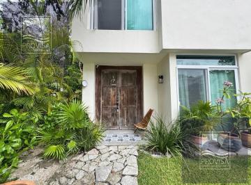 Casa · 400m² · 4 Recámaras · 2 Estacionamientos · Casa de 240 m² con 4 Recámaras en Venta en Selvamar