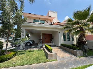 Casa de 5 habitaciones, Zapopan · “casa Única en Esquina Frente a Parque | 4 Recámaras | Terraza con Asador & Jacuzzi |en Jardín Real