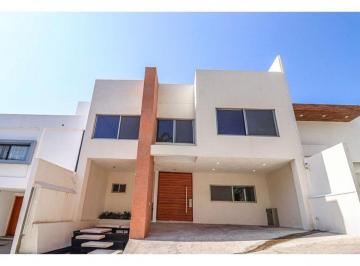 Casa · 264m² · 3 Recámaras · 2 Estacionamientos · Casa en Venta en Delicias Cuernavaca, Zona Dorada, en Condominio con Vigilancia 24/7 y Porton Electr