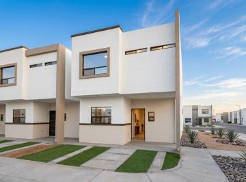 Casa · 104m² · 3 Recámaras · 2 Estacionamientos · Casa Sobre Av Pricipal y en Cerrada en La Ciudad de Torreón