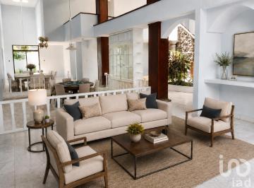 Casa · 690m² · 4 Recámaras · 5 Estacionamientos · Casa en Venta en Zavaleta Sobre Camino Real, Junto a La Universidad Madero