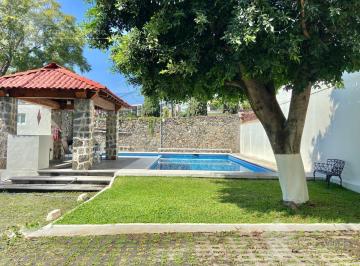 Casa · 182m² · 3 Recámaras · 2 Estacionamientos · Casa Amueblada en Renta en Cuernavaca Zona Norte en Condominio con Jardín Privado.