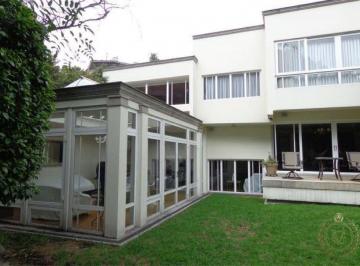 Casa · 660m² · 5 Recámaras · 6 Estacionamientos · Residencia de Lujo con Amplios Jardines en Bosques de Las Lomas