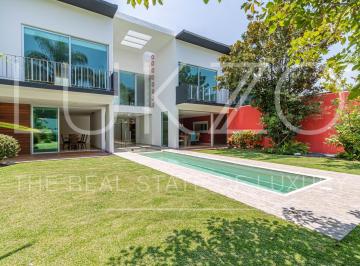 Casa · 461m² · 3 Recámaras · 3 Estacionamientos · Residencia de Lujo en Real de Tetela, Cuernavaca. Mármol, Maderas Finas