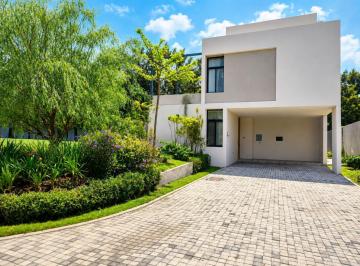Casa · 360m² · 3 Recámaras · 6 Estacionamientos · Casa en Arauca Bosque Residencial