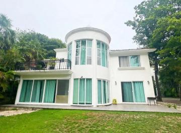 una fachada de una casa grande en renta en playacar · Casa de 4 Recámaras en Renta Amueblada | Playacar Fase 2, Playa del Carmen