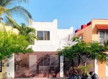 vista exterior de una casa en la toscana playa del carmen · Casa Amueblada de 3 Recámaras en Renta en La Toscana, Playa del Carmen