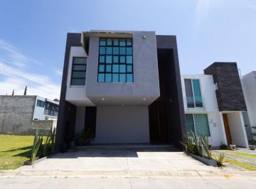 Casa en condominio · 324m² · 2 Recámaras · 2 Estacionamientos · Casa con Recamara en Planta Baja