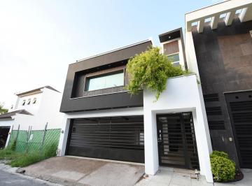 Casa · 312m² · 3 Recámaras · 6 Estacionamientos · Residencia de 3 Niveles en Cima del Bosque, Cumbres Elite | Cochera Para 6 Carros