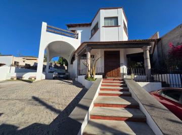 Casa de 4 habitaciones, Corregidora · Amplia Casa en Venta en Colinas del Bosque 2da Sección, Corregidora, Querétaro!