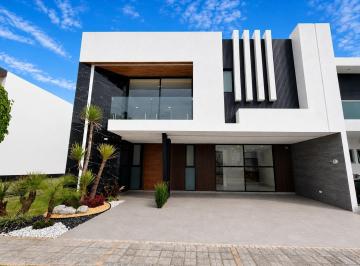 Casa · 422m² · 5 Recámaras · 2 Estacionamientos · Casa en Venta Parque Guanajuato Lomas de Angelópolis
